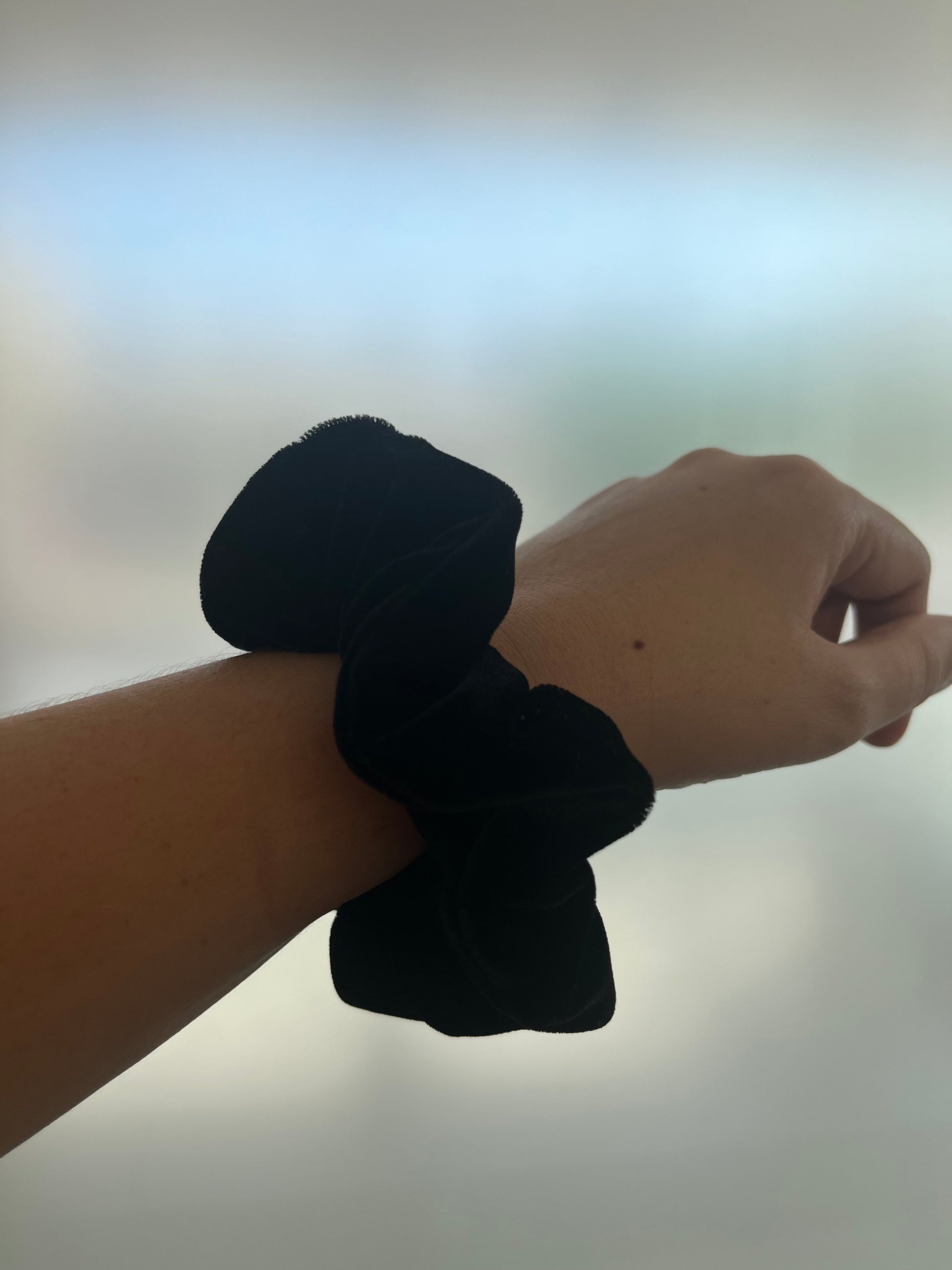 scrunchie en terciopelo negro