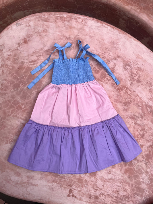 Vestido de arandelas de color azul, rosa y lila fruncido en la parte superior