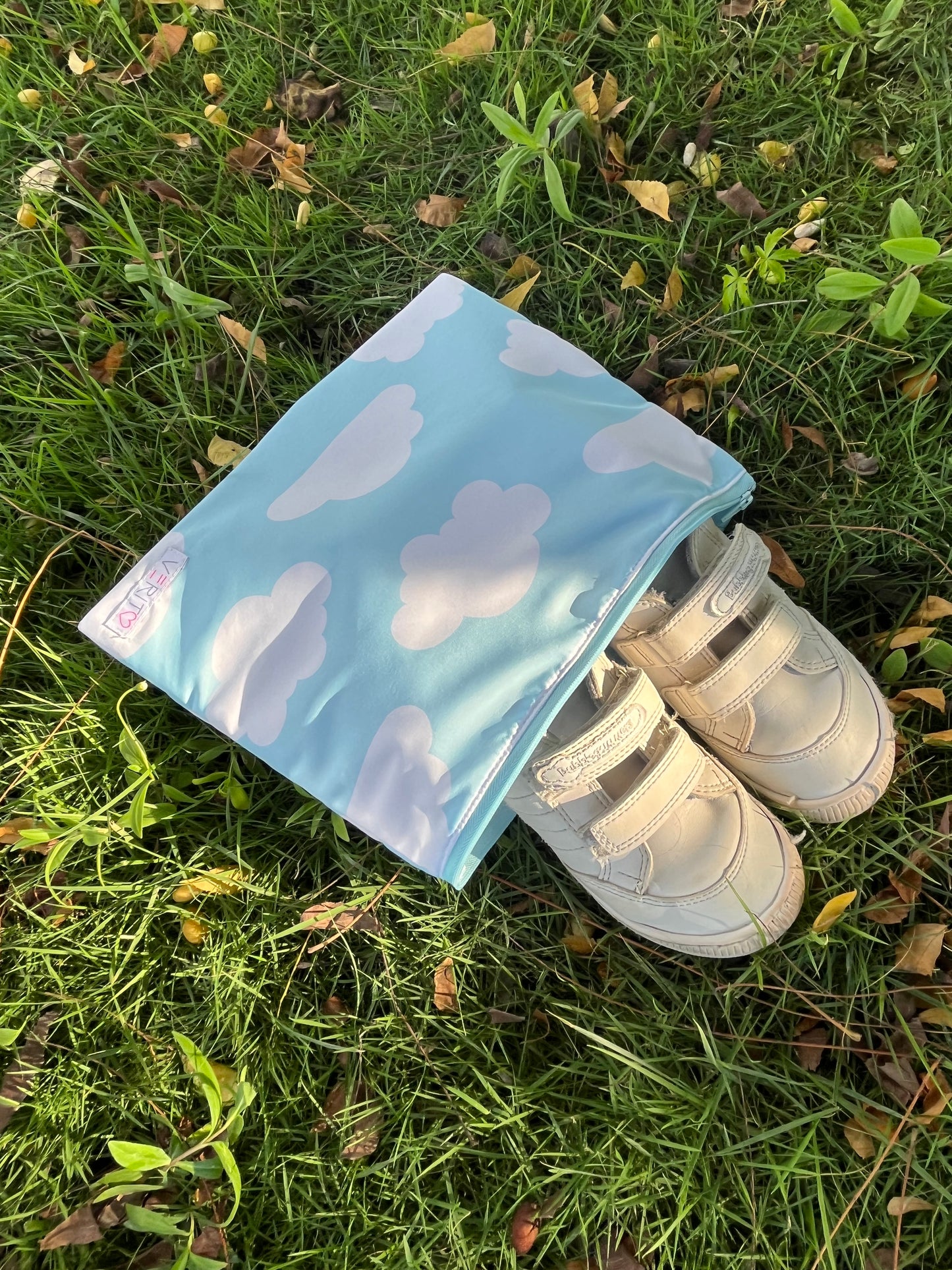 bolsa organizadora con estampado de nubes para guardar zapatos