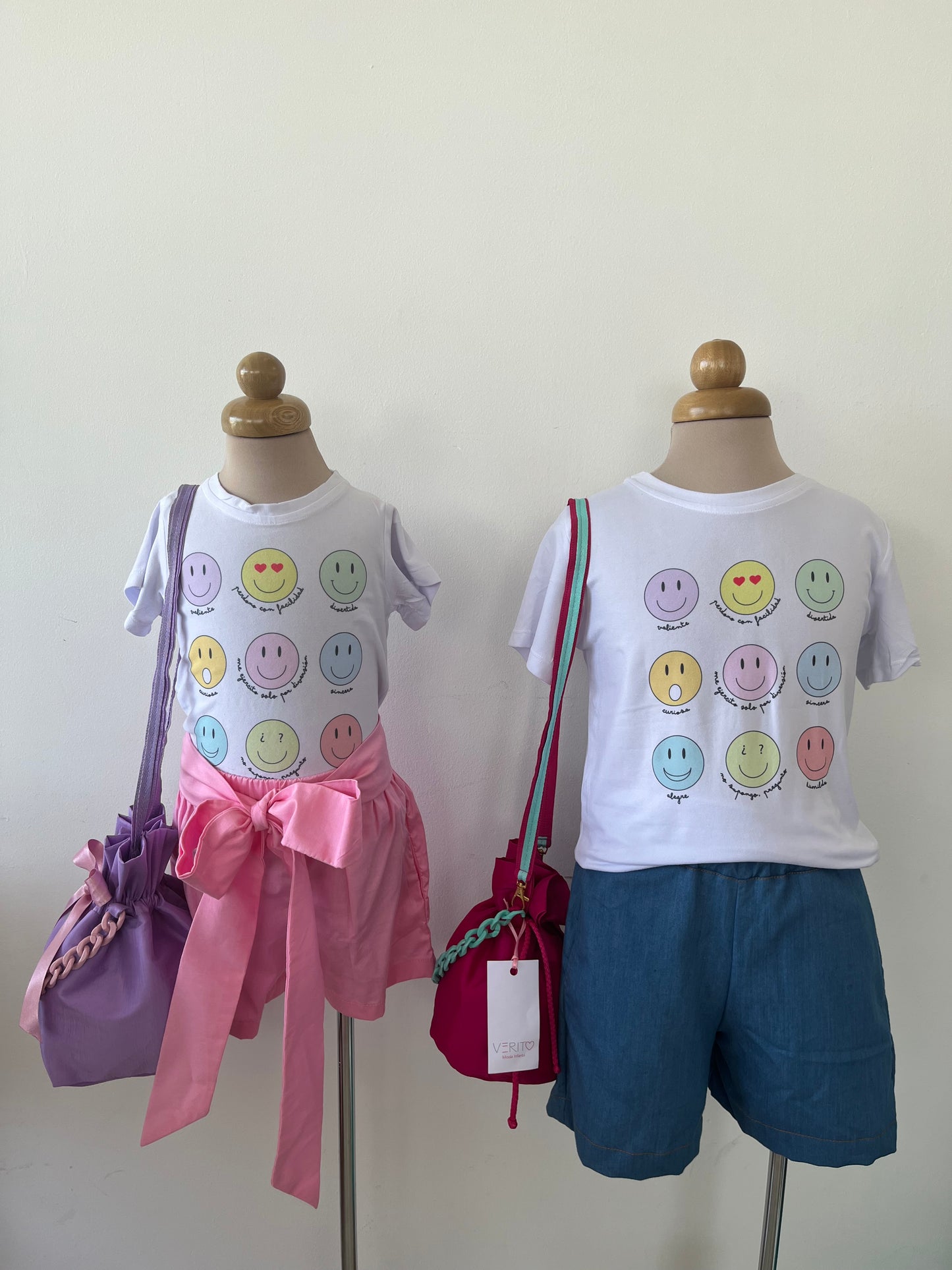 outfits de short en tela tipo denim liviano y short rosado con camisetas de caritas felices de varios colores y mochilas para niñas