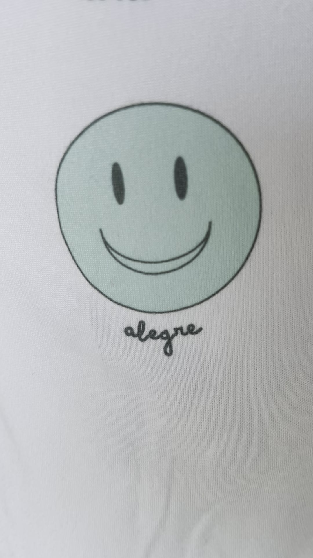 detalle del diseño de caritas felices de la camiseta