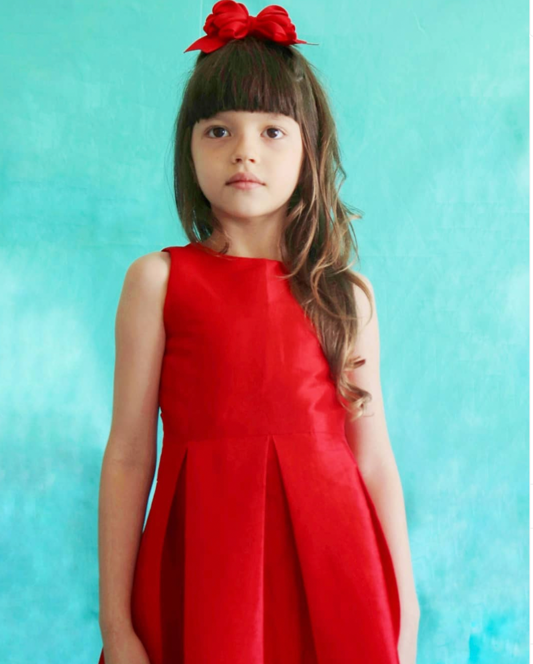 Vestido rojo elegante de falda con pliegues