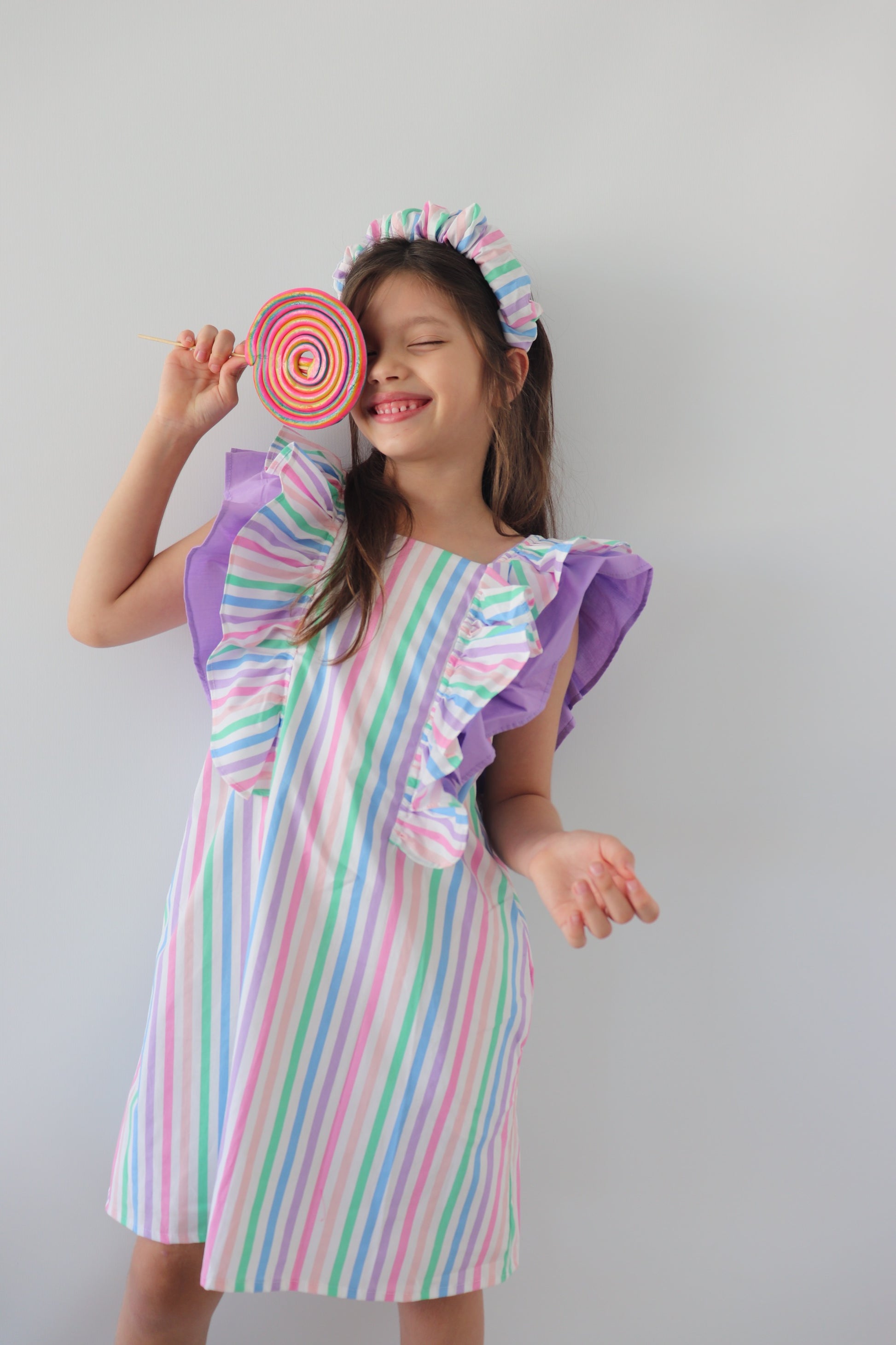 Vestido de rayas de colores para niña
