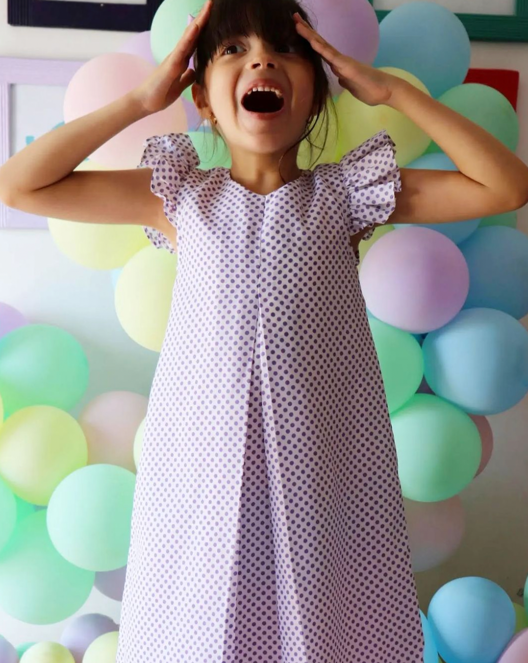 Vestido blanco con puntos morados para niña